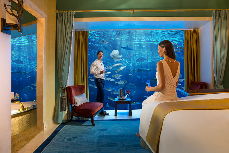5 Underwater Hotel Rooms Where You Can Sleep With the Fishes (Literally) - UnDerwatersuitebeDroomcouple