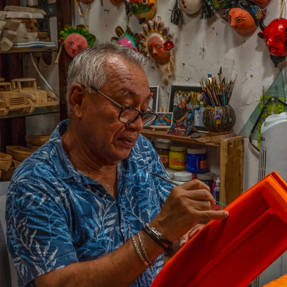 Maleno Flores, a local artist of handicrafts from Ixtapa Zihuatanejo