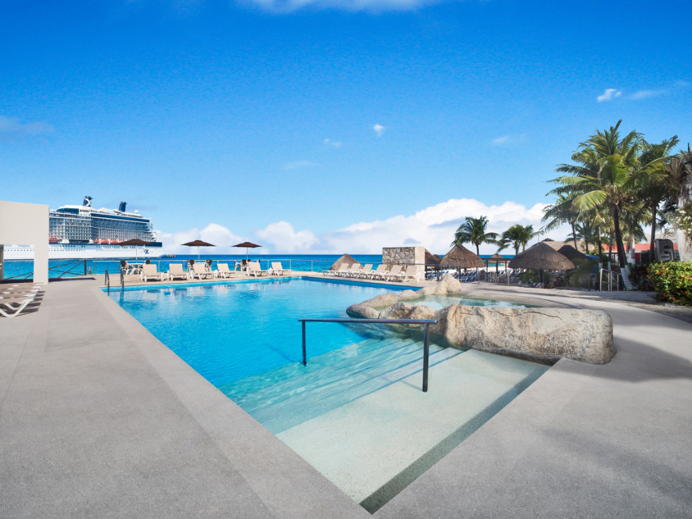 Main pool at El Cid La Ceiba Beach Hotel